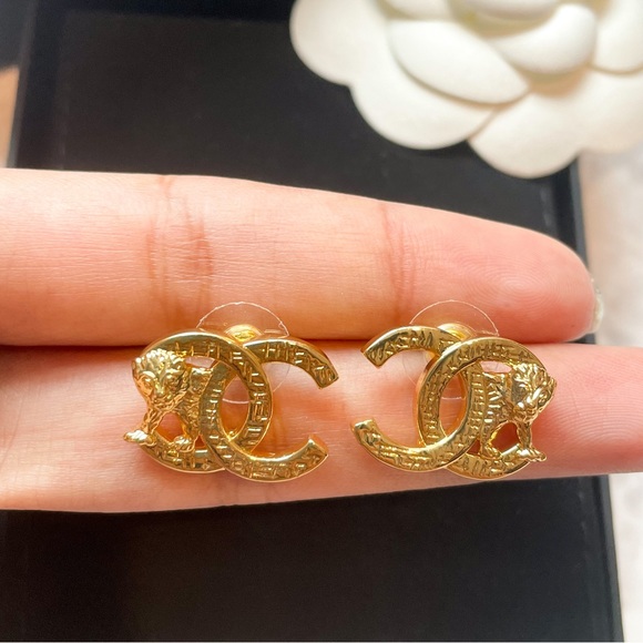 CHANEL Earrings CC Lion Motif 🦁 - Picture 5 of 10